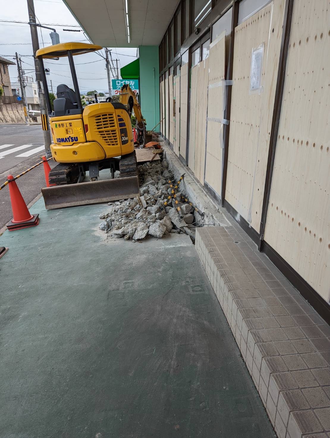 福山市　某店舗　コンクリート階段の斫り作業の画像